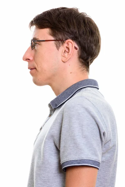 Profilo vista di uomo che indossa occhiali contro sfondo bianco — Foto Stock