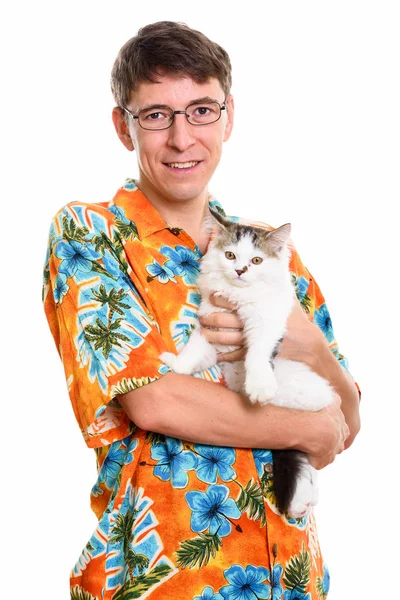 Estúdio tiro de homem feliz sorrindo enquanto segurando gato bonito — Fotografia de Stock