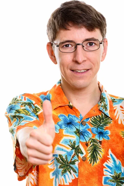 Студійний знімок щасливого чоловіка, який посміхається, піднімаючи великий палець — стокове фото