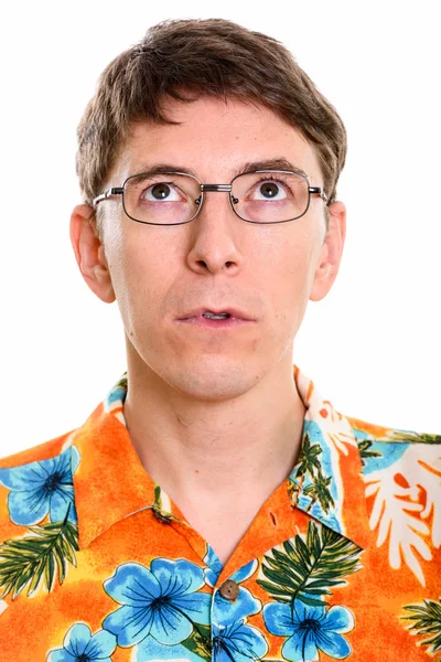 Cara del hombre pensando mientras usa camisa hawaiana — Foto de Stock