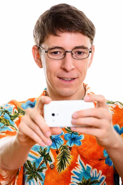 Cara de hombre feliz sonriendo mientras toma una foto con el teléfono móvil — Foto de Stock