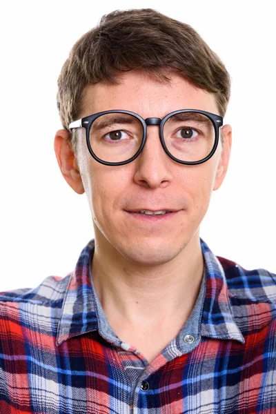 Gesicht des Mannes, der eine Brille trägt und in die Kamera schaut — Stockfoto