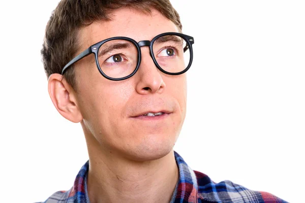 Κοντινό πλάνο του ανθρώπου που σκέφτεται φορώντας γυαλιά — Φωτογραφία Αρχείου