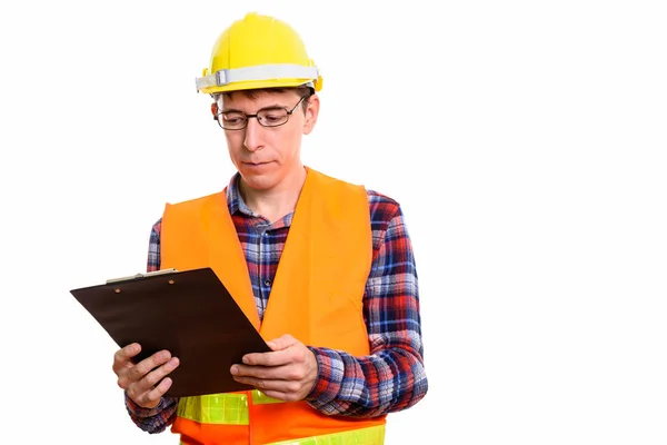 Estúdio tiro de homem trabalhador da construção leitura na área de transferência — Fotografia de Stock