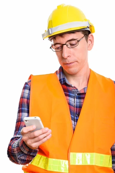 Estúdio tiro de homem trabalhador da construção usando telefone móvel — Fotografia de Stock