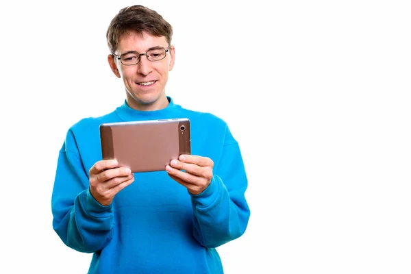Студийный снимок счастливого человека, улыбающегося при помощи цифрового планшета — стоковое фото