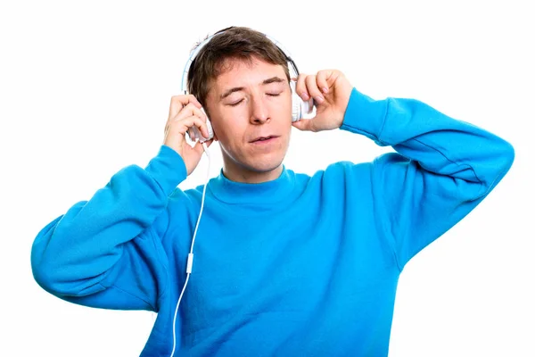 Plan studio d'un homme écoutant de la musique les yeux fermés — Photo