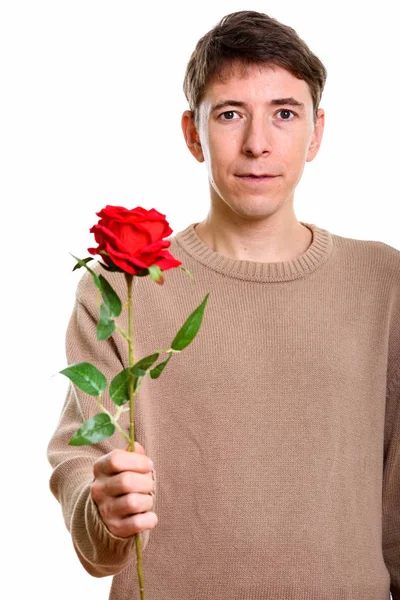 Plan studio d'un homme tenant une rose rouge — Photo