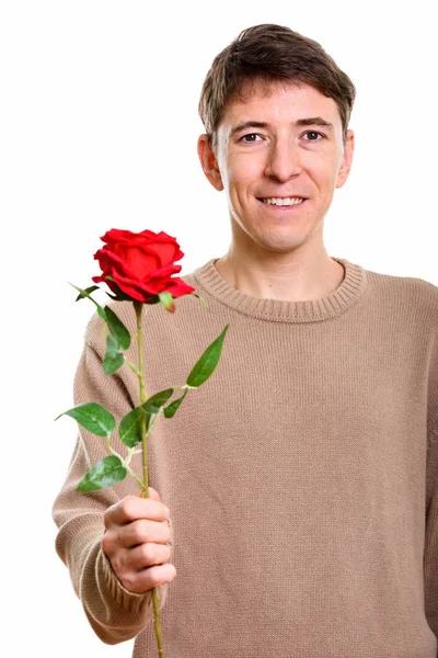 Studio ditembak orang bahagia tersenyum sambil memegang mawar merah — Stok Foto