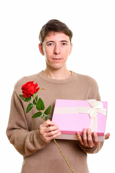베일 런 준비 붉은 장미와 선물 상자를 들고 남자의 스튜디오 샷 — 스톡 사진