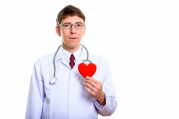 Студійний знімок лікаря-чоловіка, який тримає червоне серце — стокове фото
