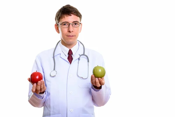 Студийный снимок человека-врача с красным яблоком и зеленым яблоком — стоковое фото