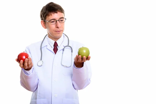 Studio colpo di uomo medico scegliendo tra mela rossa e verde a — Foto Stock