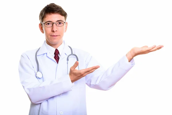 Студійний знімок лікаря-чоловіка, який щось показує — стокове фото