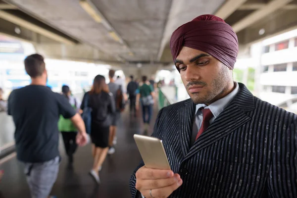 Homme d'affaires indien utilisant le téléphone mobile en plein air en ville — Photo