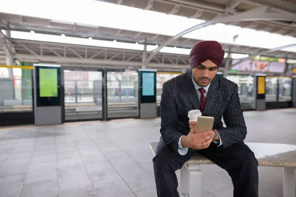 Portrait Young Handsome Indian Sikh Businessman Wearing Turban While Exploring — Stock Photo, Image