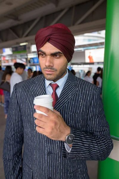 Jeune bel homme d'affaires indien sikh vêtu de turban pendant l'expl — Photo