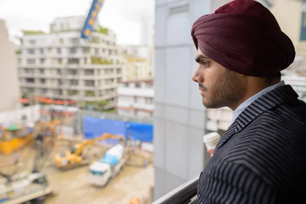 Homme d'affaires indien regardant le chantier de construction avec des gratte-ciel — Photo