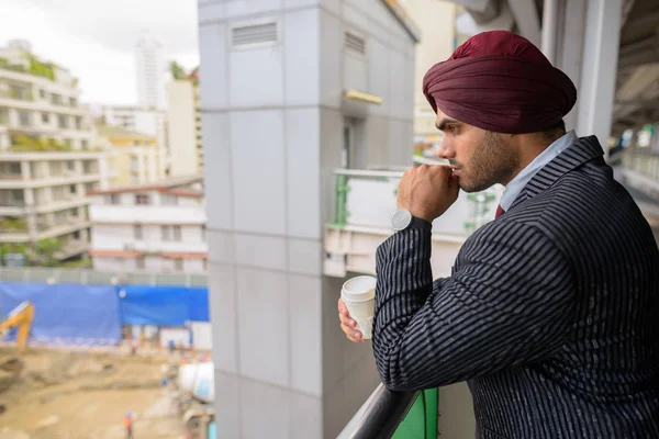 Ινδός επιχειρηματίας που βλέπουν ανάπτυξη εργοτάξιο με ουρανοξύστες — Φωτογραφία Αρχείου