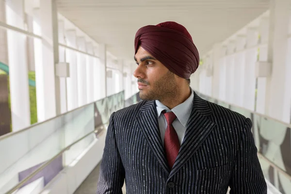 Portrait d'un homme d'affaires indien avec une pensée turban en plein air en ville — Photo