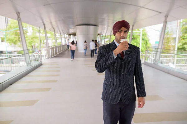 Індійський бізнесмен з тюрбан на вулиці в місті проведення чашки кави — стокове фото