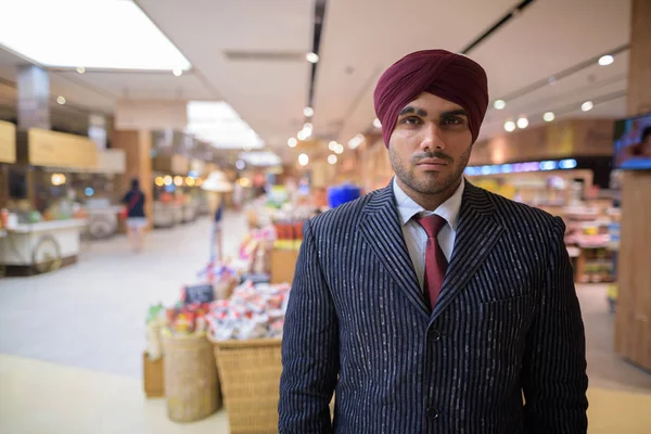 Πορτρέτο του Ινδός επιχειρηματίας με τουρμπάνι στο εμπορικό κέντρο — Φωτογραφία Αρχείου
