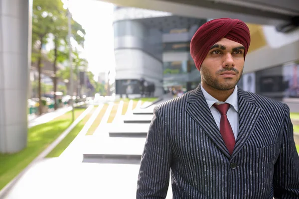 Portrait d'un homme d'affaires indien avec turban en plein air en ville — Photo