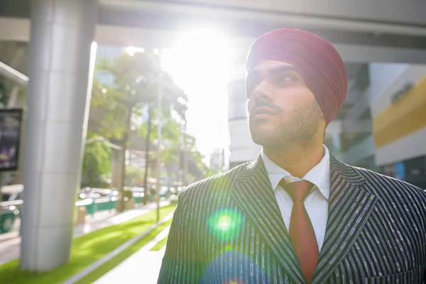 Portrait d'un homme d'affaires indien à l'extérieur en ville avec une fusée éclairante — Photo