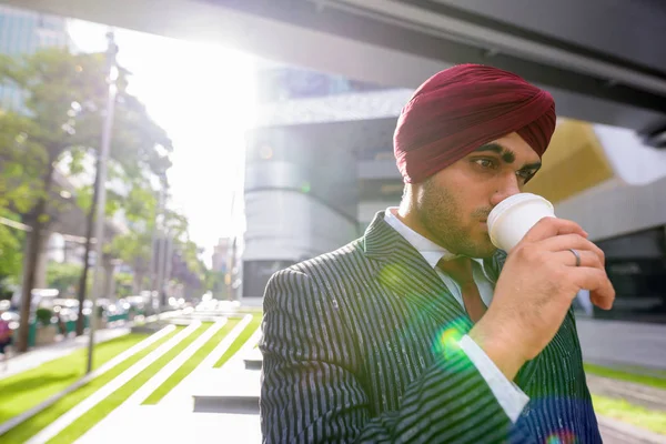 Homme d'affaires indien avec turban en plein air dans la ville boire du café — Photo