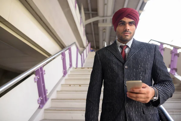 Homme d'affaires indien avec turban à l'extérieur à la gare — Photo