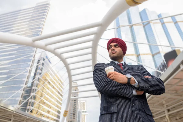 Portrait d'un homme d'affaires indien avec turban en plein air en ville — Photo