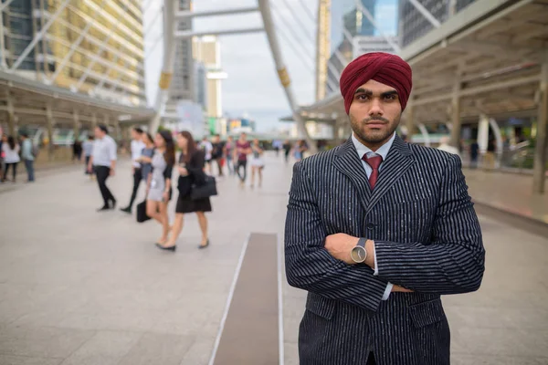 Homme d'affaires indien avec turban à l'extérieur en ville avec les bras croisés — Photo