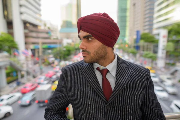 Portret van Indiase zakenman met tulband buitenshuis in stad — Stockfoto