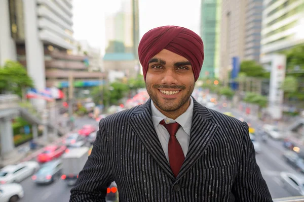 Heureux homme d'affaires indien avec turban souriant à l'extérieur en ville — Photo