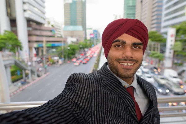 Point de vue personnel selfie de l'homme d'affaires indien en ville — Photo