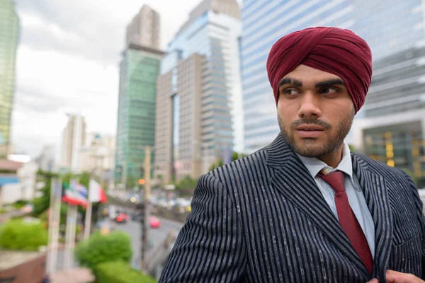 Portrait d'un homme d'affaires indien avec une pensée turban en ville — Photo
