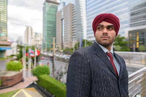 Portrait d'un homme d'affaires indien avec une pensée turban en ville — Photo