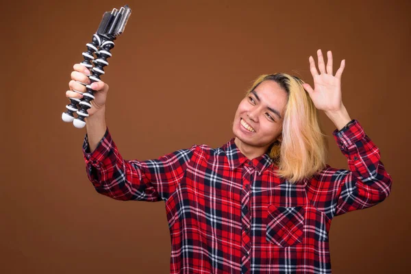 Junge asiatische philippinische Mann Influencer Vlogging im Studio — Stockfoto