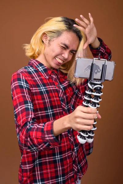 Junge asiatische philippinische Mann Influencer Vlogging im Studio — Stockfoto