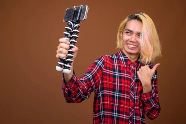 Jovem asiático filipino homem influenciador vlogging no estúdio — Fotografia de Stock