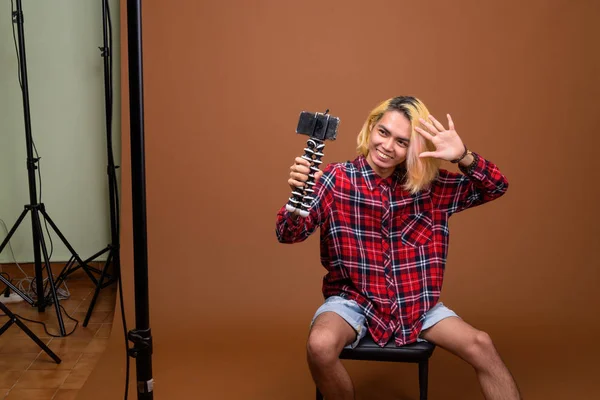 Joven asiático filipino hombre influencer vlogging en estudio — Foto de Stock