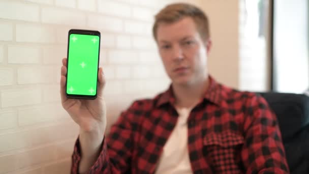 Молодий щасливий хіпстер людина показує і використовує телефон — стокове відео