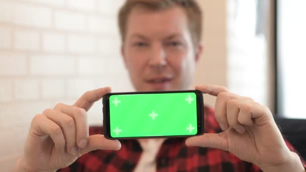 Muž šťastný mladý Hipster ukazující telefon zároveň s úsměvem — Stock video