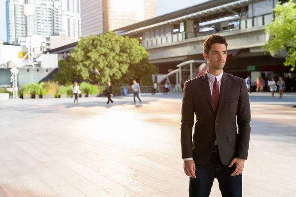 Πορτρέτο των νέων όμορφος επιχειρηματίας φορώντας κοστούμι στην πόλη — Φωτογραφία Αρχείου