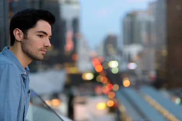 Retrato de un joven guapo al aire libre por la noche en la ciudad — Foto de Stock