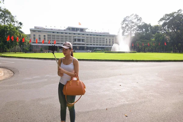 Giovane bella donna turistica asiatica al museo Independence a Saigon — Foto Stock