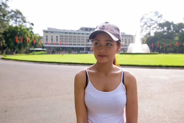 Junge schöne asiatische Touristin im Unabhängigkeitsmuseum in Saigon — Stockfoto