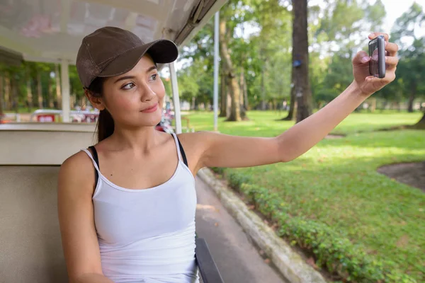 Fiatal gyönyörű ázsiai turista nő vesz selfie telefont — Stock Fotó