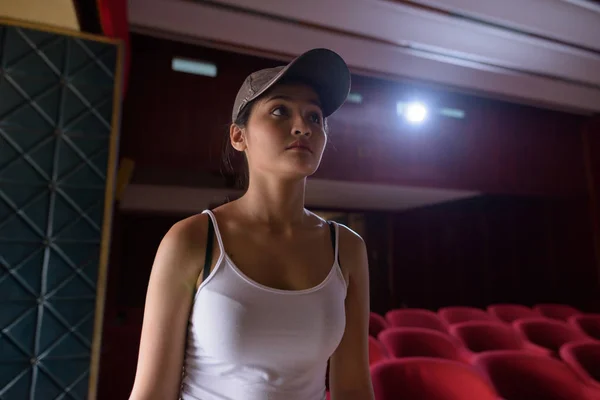 극장 안에 젊은 아름 다운 아시아 여자 — 스톡 사진
