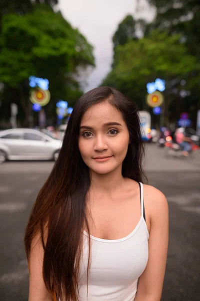 Jonge mooie Aziatische toeristische vrouw verkennen van Ho Chi Minhstad ik — Stockfoto